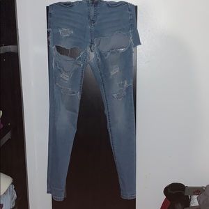 Back and front ripped light wash jeans